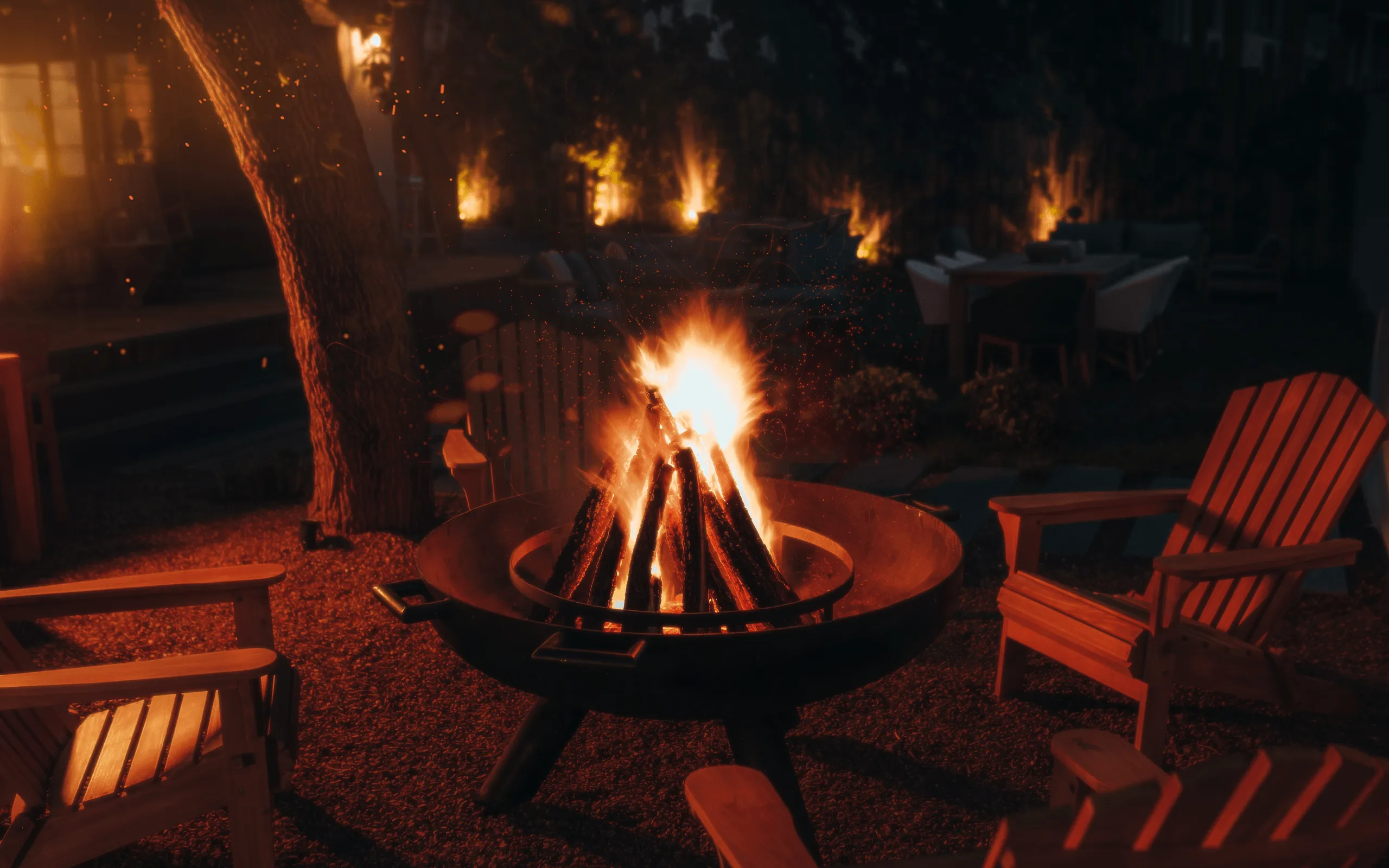 Feuerstelle und Gartenstühle am Abend