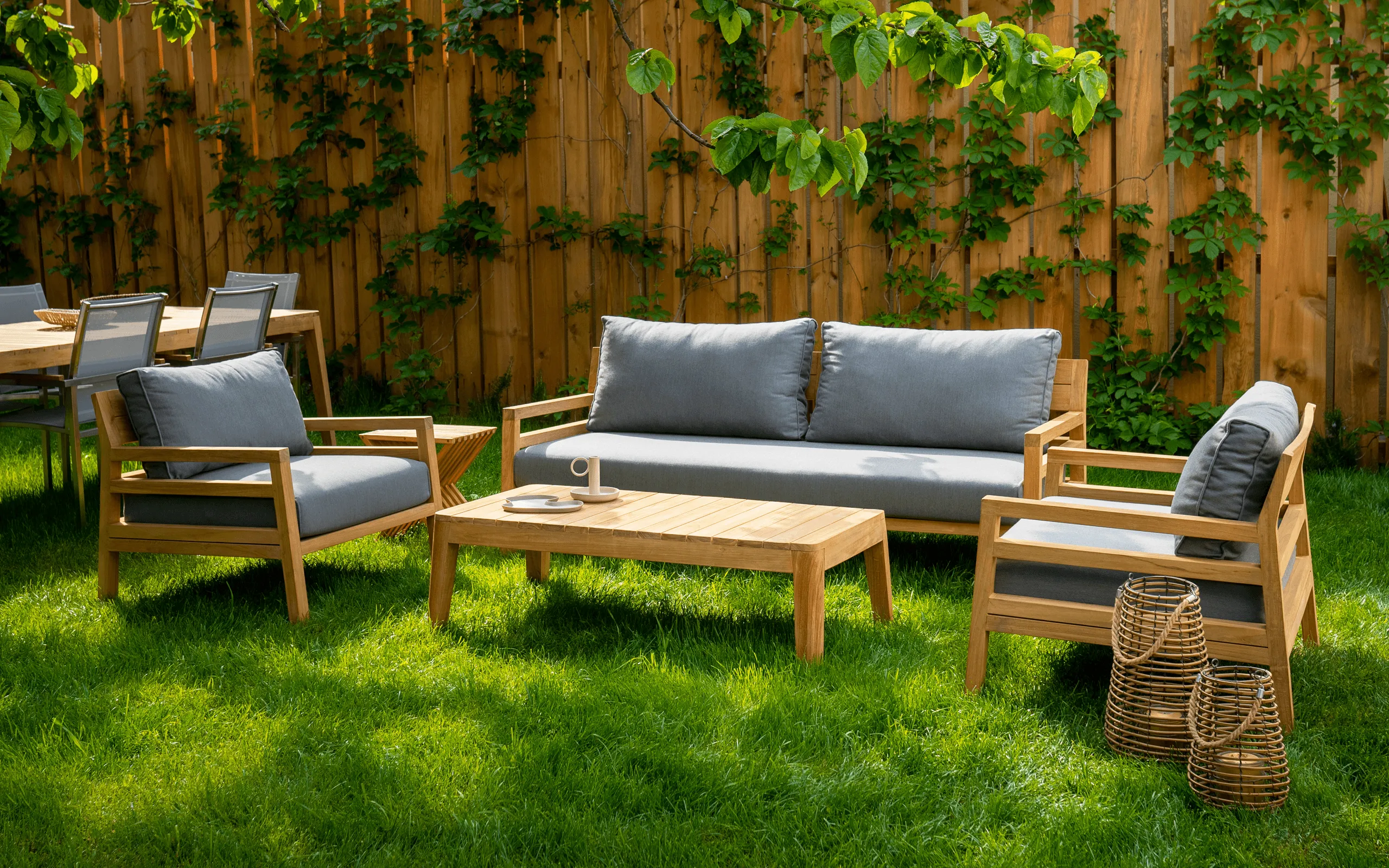 Teaktisch im Garten, fotografiert von oben