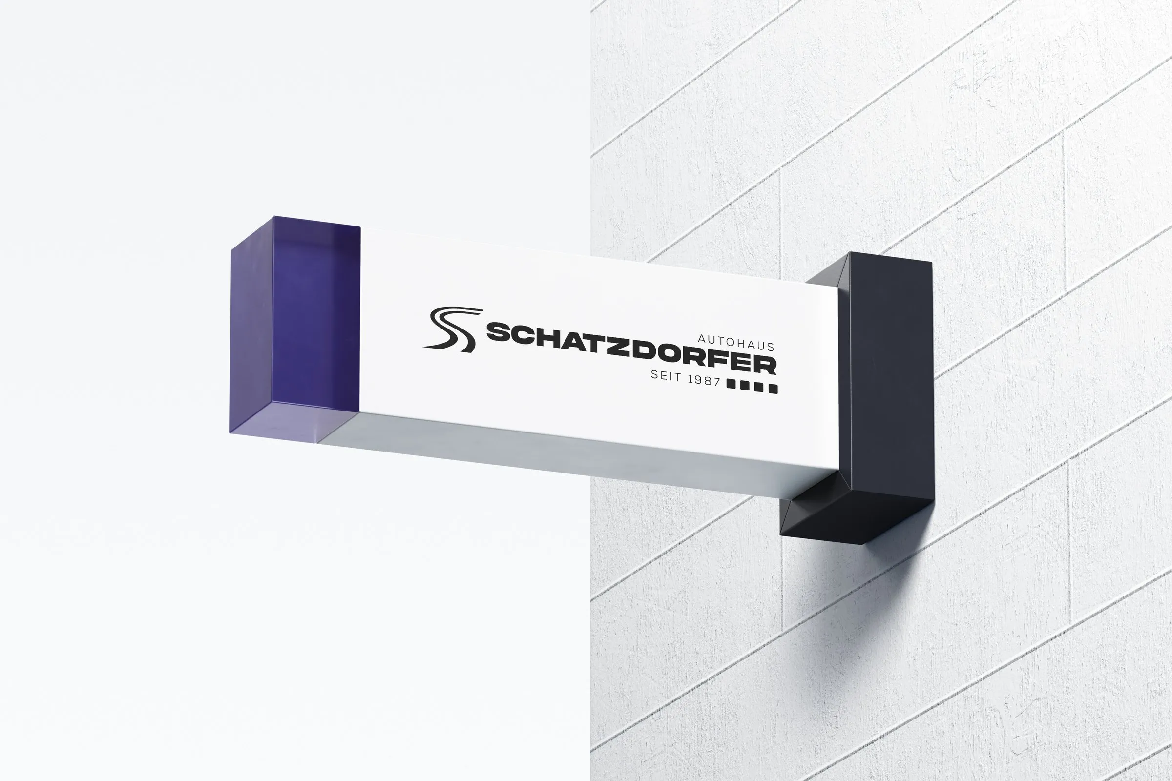 Drei Werbefahnen mit dem neuen Schatzdorfer Logo in Blau, Grün und Weiß